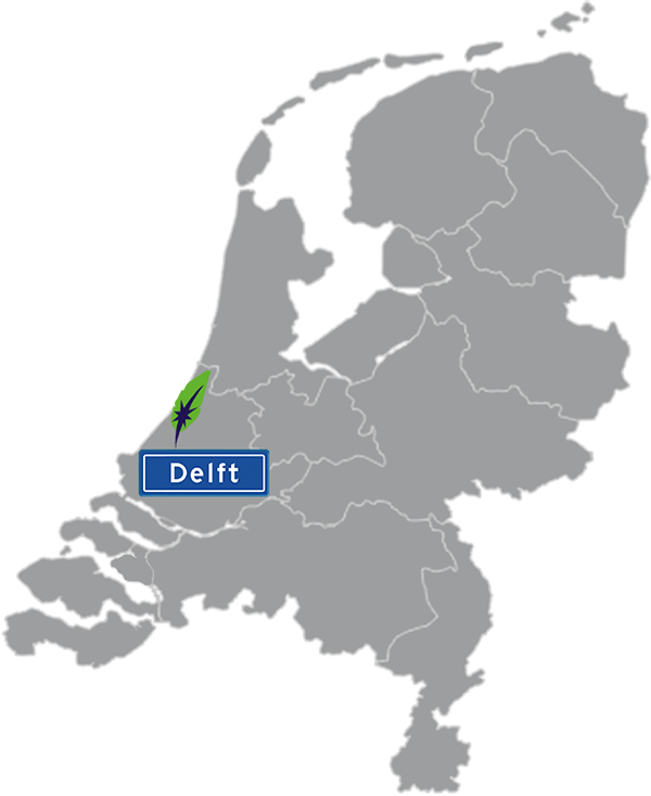 Grijze kaart van Nederland met Delft aangegeven met blauw plaatsnaambord met witte letters en Dagnall veer voor cursus Nederlands - blauw plaatsnaambord met witte letters en Dagnall veer - transparante achtergrond - 600 * 733 pixels